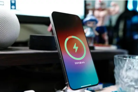 邕宁苹果15换屏服务分享用什么充电器给iPhone15充电更好 